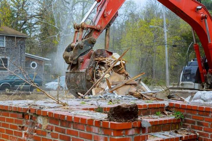 Démolition, Hostens